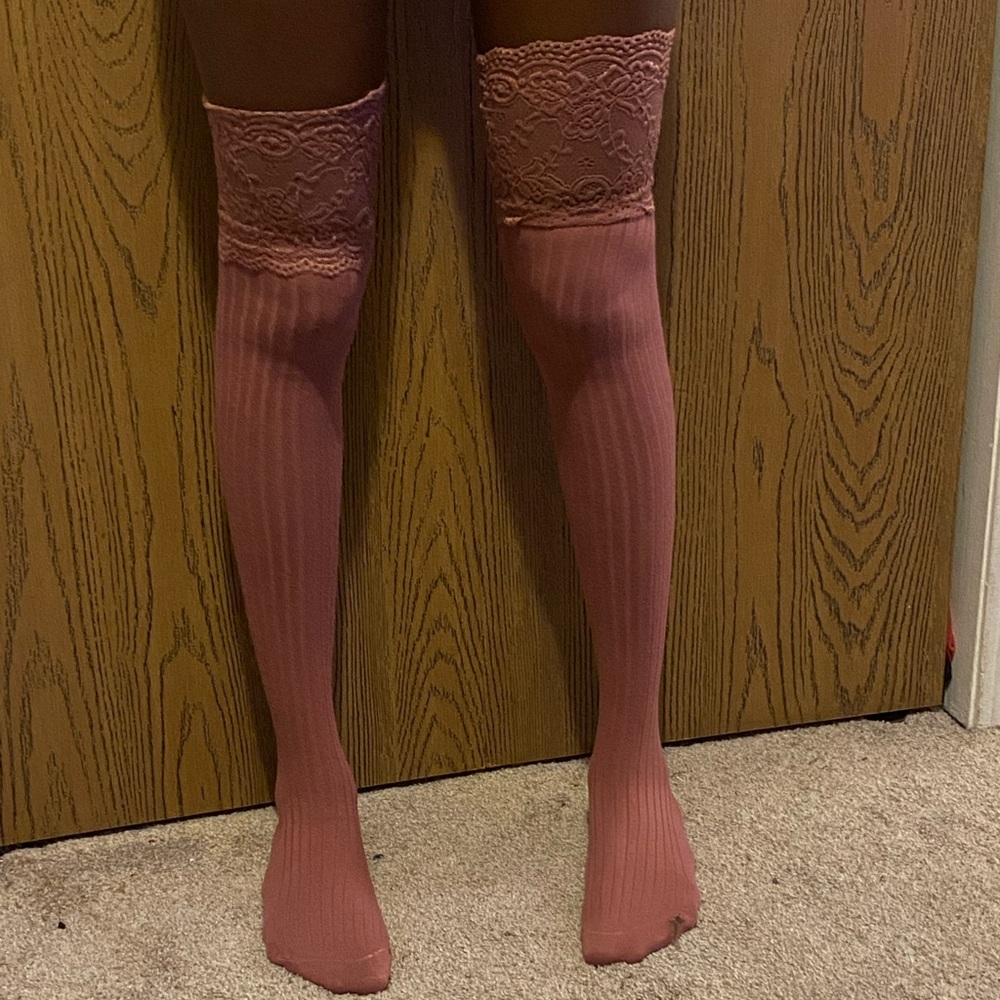 Lace thigh high socks pink